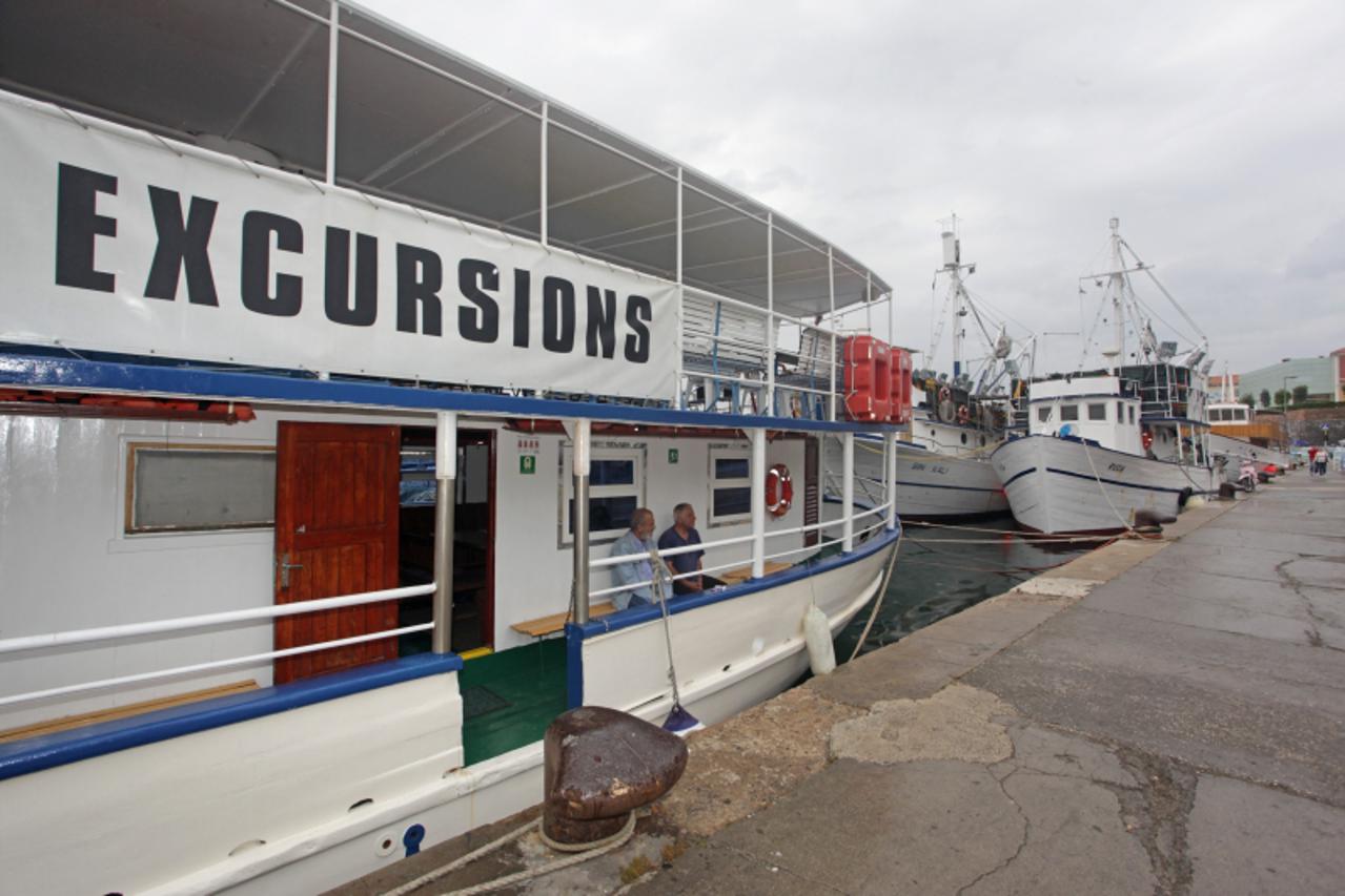 '31.05.2010., Zadar - Vlasnici turistickih brodova se zale na nelegalnu konkurenciju i nered u prodaji karata za jednodnevne izlete. Takodjer se zale na ribarske brodove koji se privezuju za njih pa n
