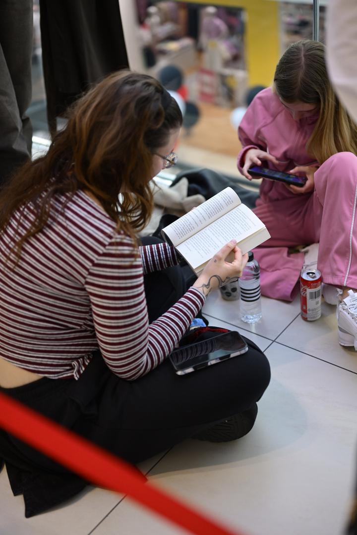 Mlade Zagrepčanke pripremile su se na dugo čekanje, pa su neke sa sobom ponijele i - zadaću.