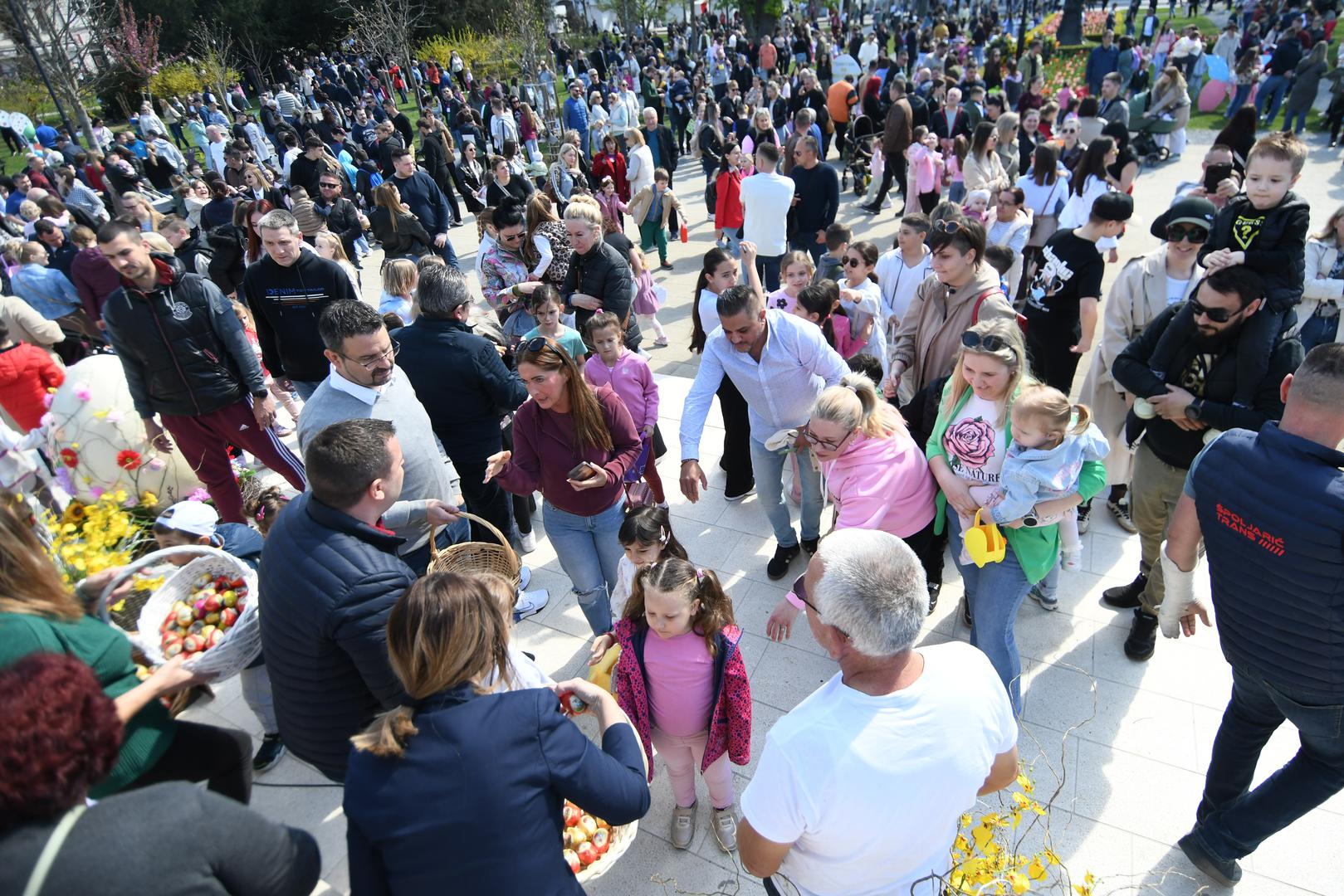 Riječ je o središnjem događaju koji je ove godine privukao rekordan broj sudionika – nekoliko tisuća djece i roditelja tražilo je oko 8000 pisanica.