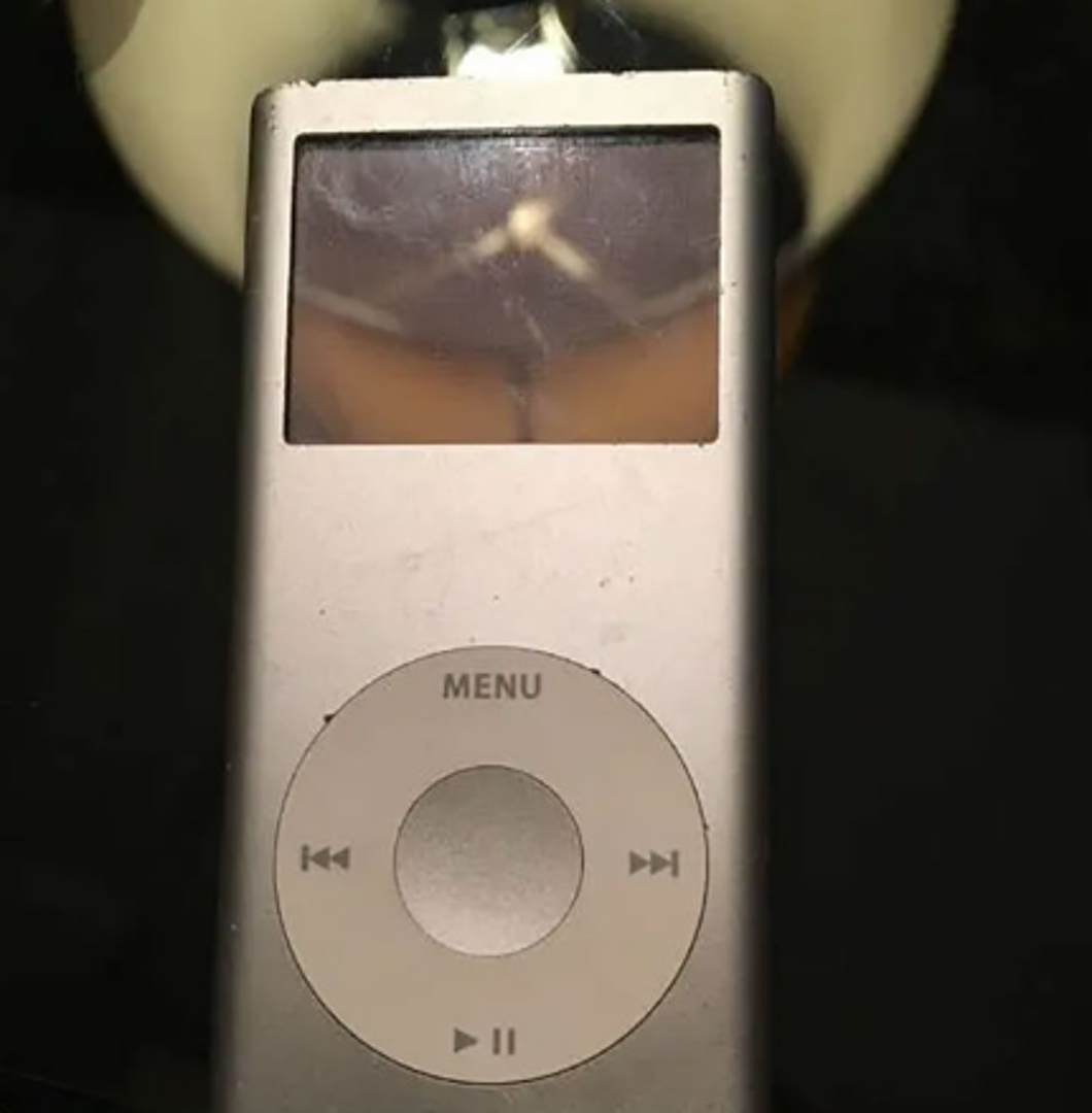 Devetogodišnje dijete pitalo je mamu što je ovo, je li to služi za slušanje glazbe i je li izašlo 1955. godine.
