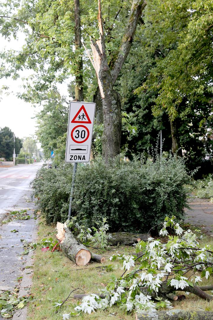 20.07.2023., Zagreb - Posljedice oluje koja je jucer poharala Zagreb i veliki dio Hrvatske i danas se vide na ulicam grada. Sve sluzbe nastavljaju raditi na rasciscavanju. Photo: Patrik Macek/PIXSELL