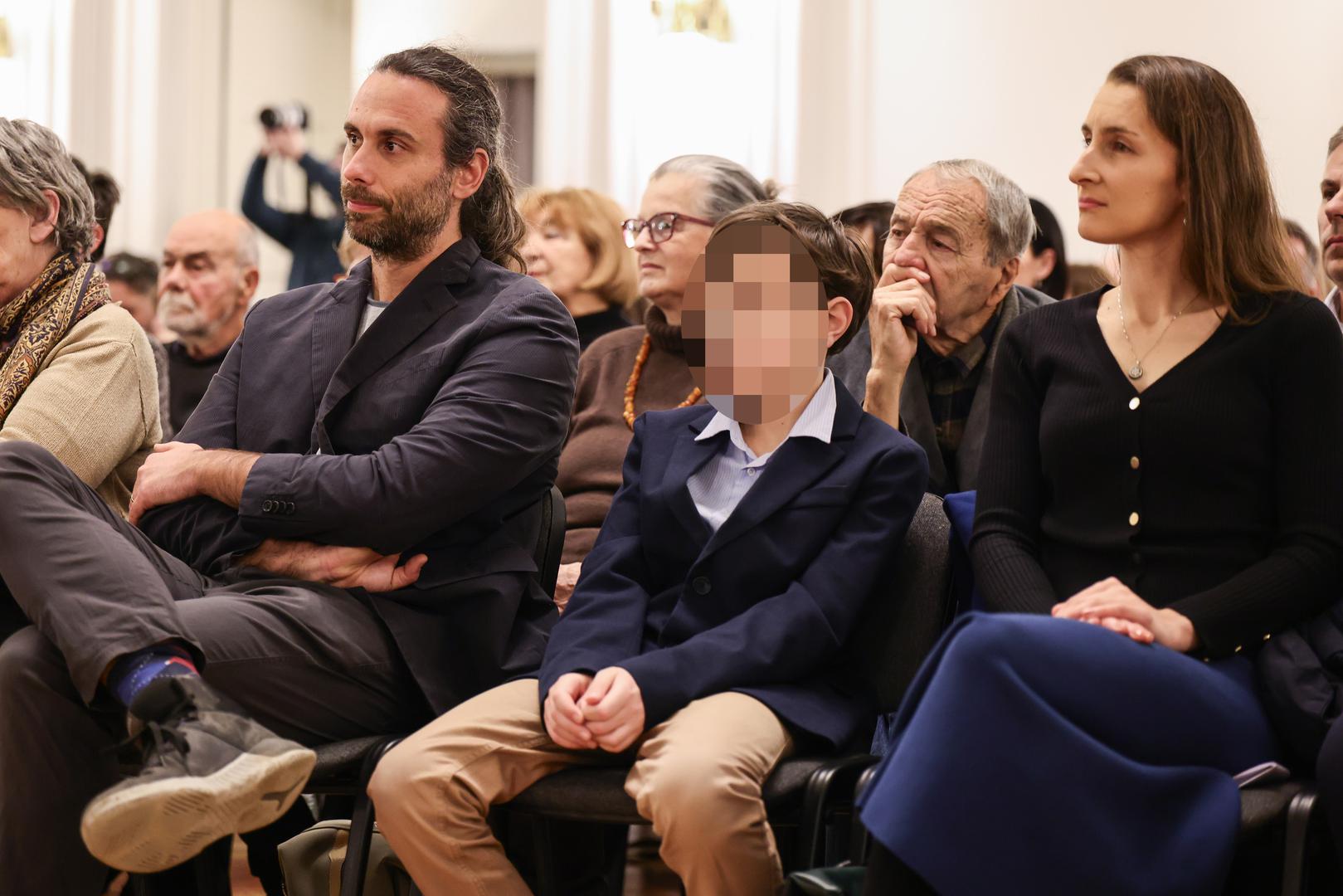 Posebno emotivan trenutak nastao je kada su Kosor u prvom redu s ponosom podržali njezin sin Lovro Škopljanac, snaha Matea i unuk Ezra, koji nisu krili osmijehe tijekom večeri.