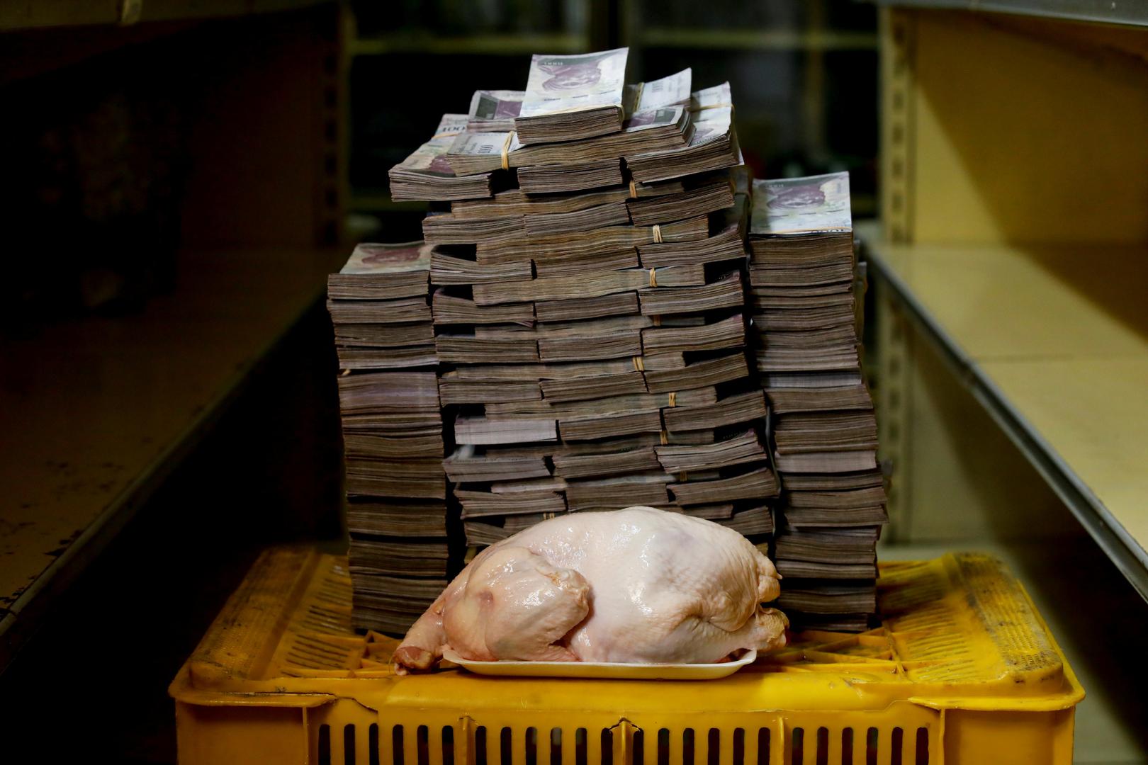 6 milijuna bolivara stoji kilogram piletine (za to je potrebno izdvojiti šest tisuća novčanica od tisuću bolivara). Kilogram rajčice je pet milijuna bolivara. Trenutačna hiperinflacija u Venezueli iznosi 60 tisuća posto! Toliku hiperinflaciju imala je Srbija 1993. godine za vrijeme agresije na Hrvatsku i BiH
