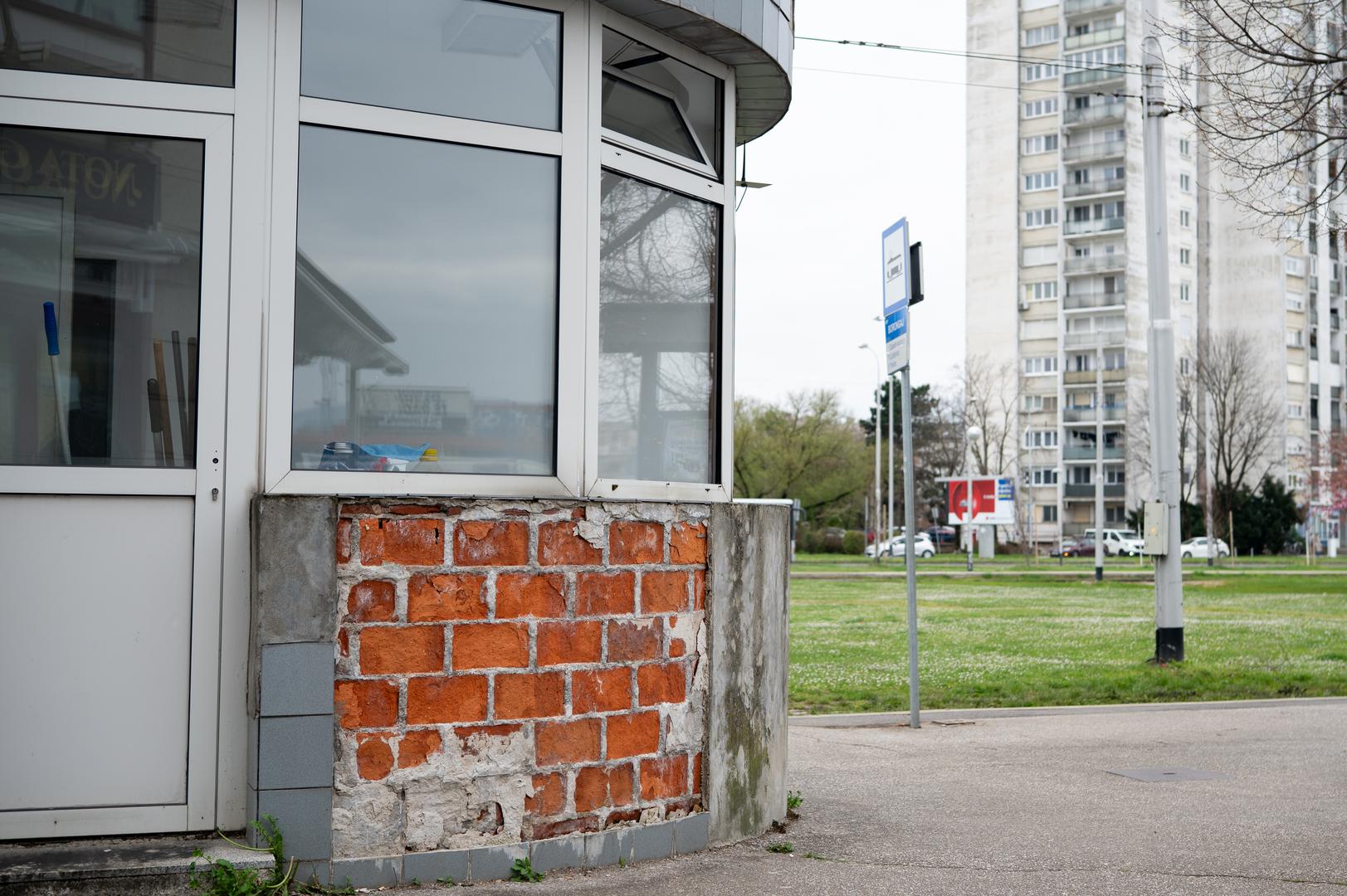 Zid je dodatno išaran grafitima, što ostavlja dojam zapuštenosti na frekventnoj lokaciji. 