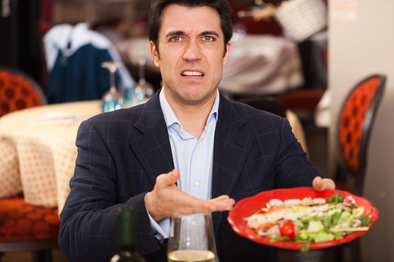 Muškarac nezadovoljan hranom u restoranu