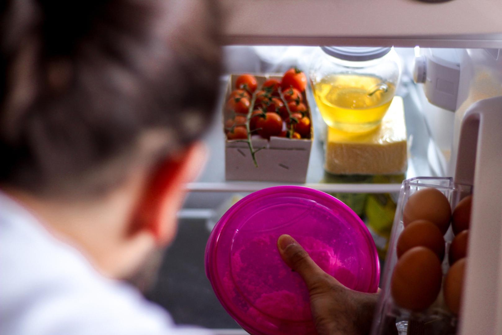 Pogrešno skladištenje hrane često dovodi do bržeg kvarenja, gubitka arome ili nepotrebnog bacanja namirnica. U mnogim kućanstvima godinama se ponavljaju iste navike, iako stručnjaci za prehranu i kuhari upozoravaju da nisu sve ispravne. Neke svakodnevne namirnice bit će ukusnije, dugotrajnije i praktičnije ako ih čuvate izvan hladnjaka. 