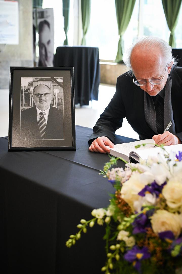 Prisjetio se i njegove staloženosti, naglasivši kako je u napetijim raspravama znao “kratkim, duhovitim opaskama” izmijeniti cijeli prostor i “vratiti ravnotežu među ljude”, pa bi rasprave “pronašle sigurnu luku”.

