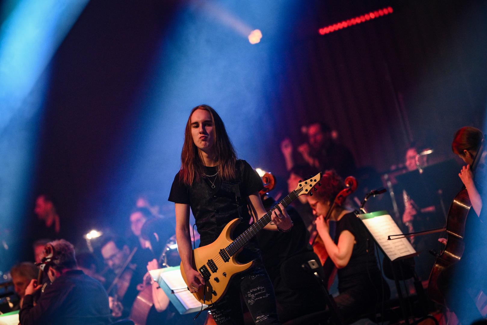 Koncertni spektakl Rock The Opera dio je Večernjakova ružione, koncertne i medijske platforme koja za cilj ima predstaviti kvalitetnu glazbu i glazbenike koji su za sva vremena obilježili glazbenu scenu ili tek ispisuju stranice nove glazbene povijesti