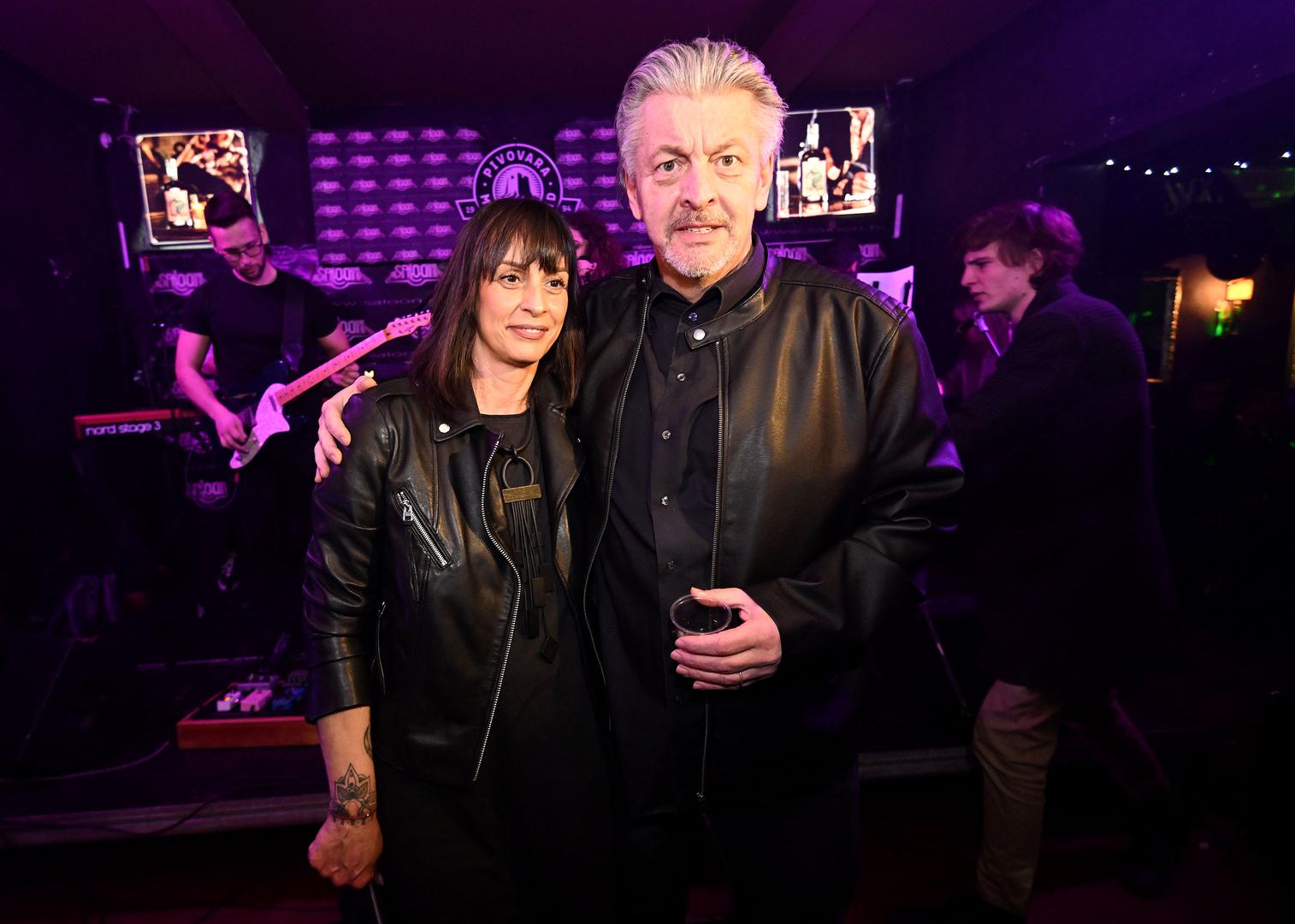 ''Vjeko ima dar za komediju, ali iznenadilo me što pokazuje i izniman glazbeni dar, a to me čudi jer ga nitko od mojih nema. Svira bubnjeve, što je toliko ozbiljno shvatio da sam stvarno ugodno iznenađen. Bavi se sportom, ali naravno da igra i igrice. Ali u dobrim omjerima'', pohvalio se Zuhra jednom prilikom za ranije spomenuti medij.