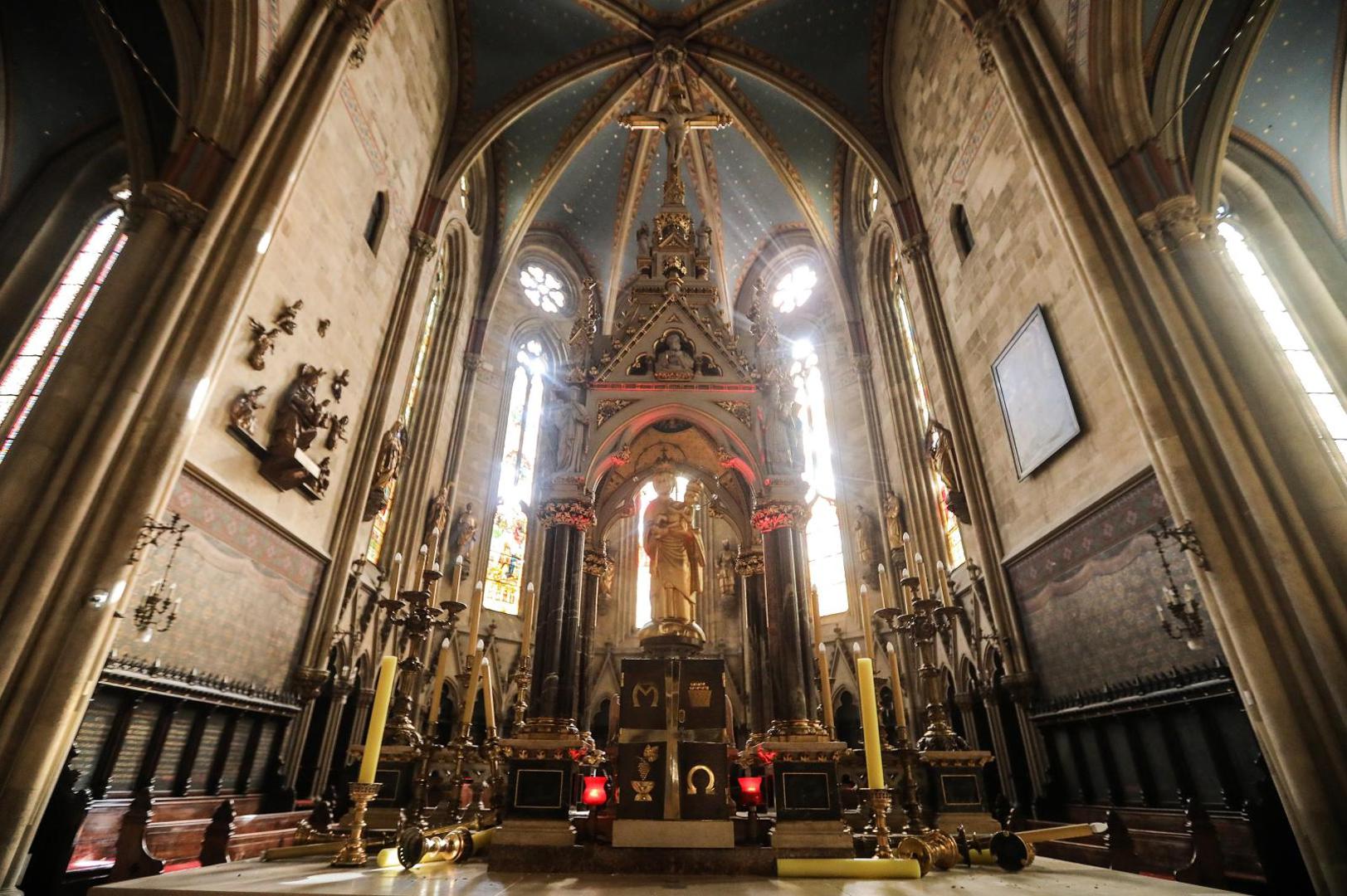 Grob blaženog Alojzija Stepinca nije oštećen isto kao ni kip Majke Božje koji stoji na glavnom oltaru katedrale. 