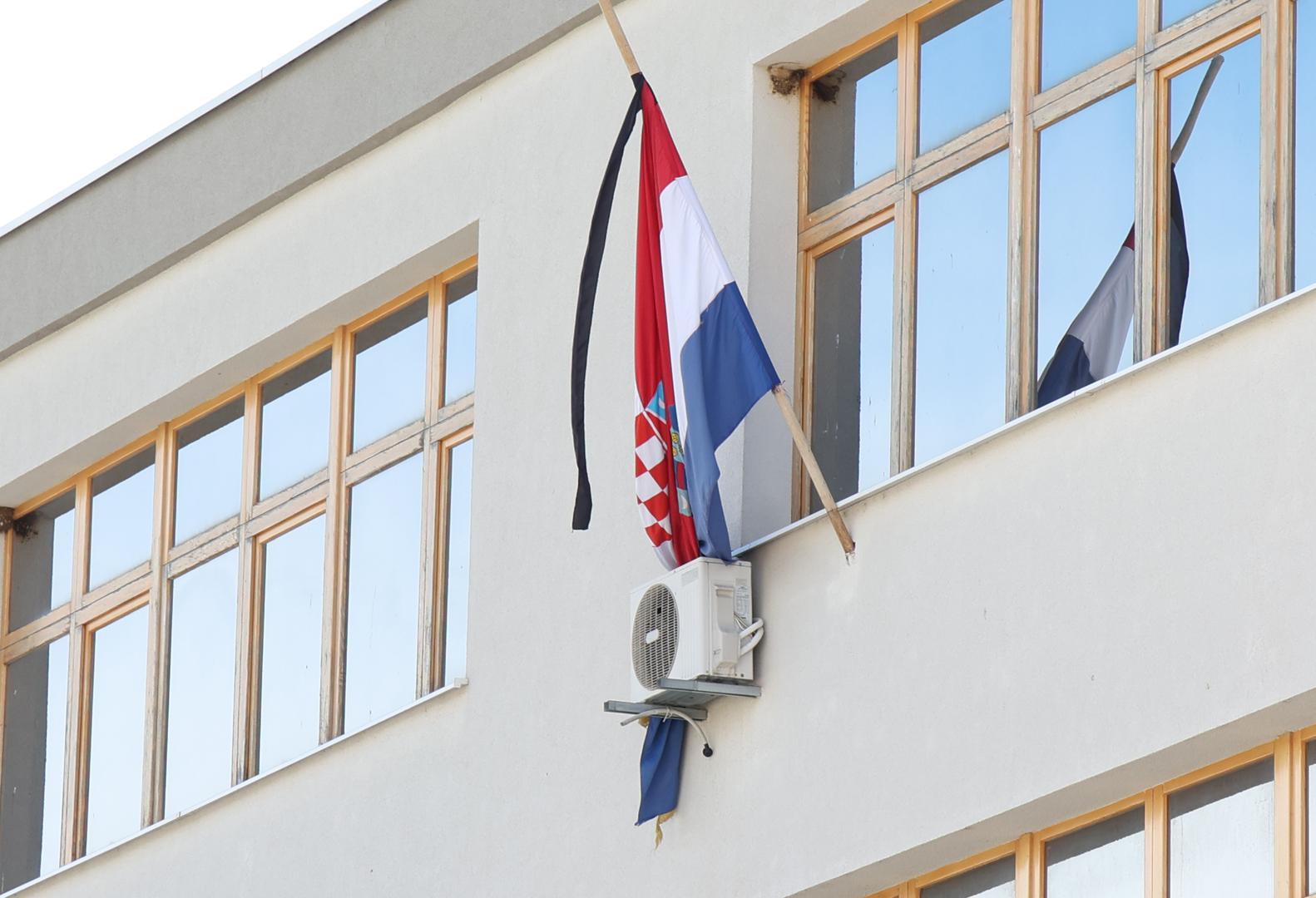 U Drnišu je utorak proglašen Danom žalosti, zastave su na pola koplja s crnim florom, a ugostiteljski objekti ne rade.