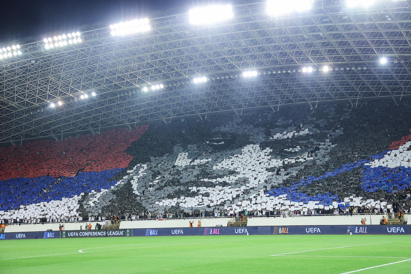 Atmosfera na Poljudu je sjajna, a navijačka podrška dodatno naglašava važnost ove europske utakmice za Hajduk i njegove navijače.