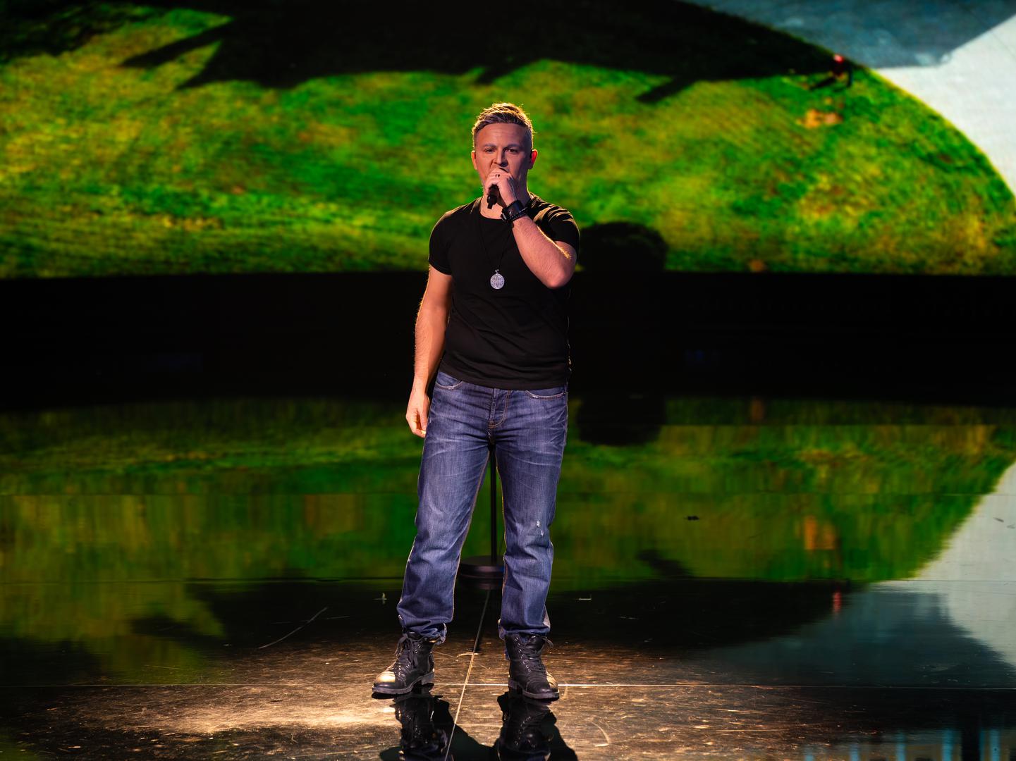 Njegova izvedba hita "Ako ne znaš što je bilo" doslovno je zapalila atmosferu u studiju, podigavši cijelu publiku na noge koja je pjevala i plesala od prvog do zadnjeg takta. Energičan i scenski uvjerljiv, Sven je pokazao da u show ulazi s velikim ambicijama, a prije samog nastupa otkrio je kako mu je najvažnije da ljudi osjete da je "beskompromisno svoj".