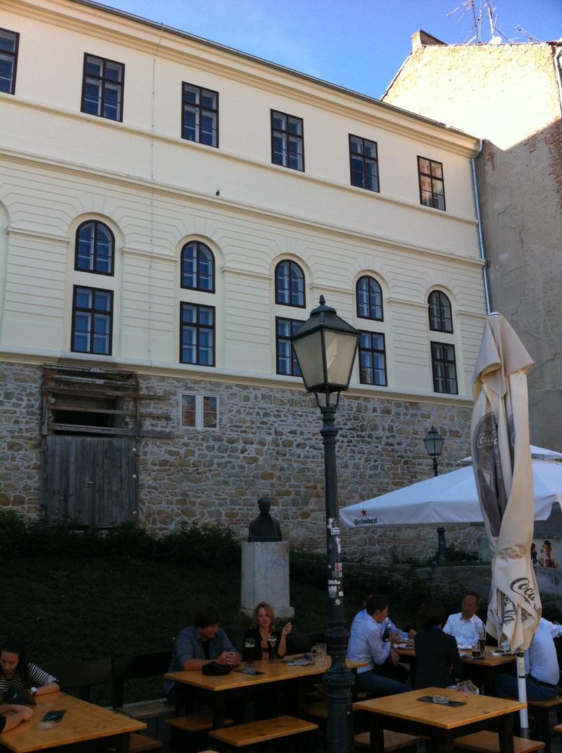 Stambena površina je 1.347,00 kvadrata. Prodaje se za 3.900.000 eura