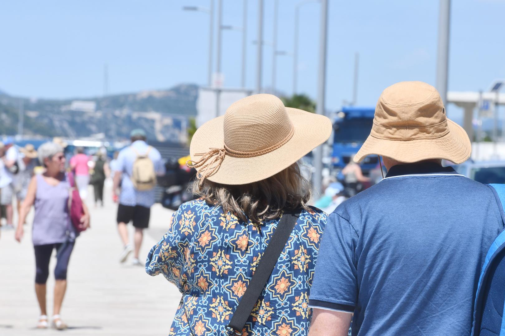 Sljedeće voće i povrće daje najviše hidratacije po zalogaju ili gutljaju. Još bolje, za one koji se žele spasiti od teške vrućine ploče za kuhanje ili pećnice, većina njih je bolja za vas kada se konzumiraju sirove.