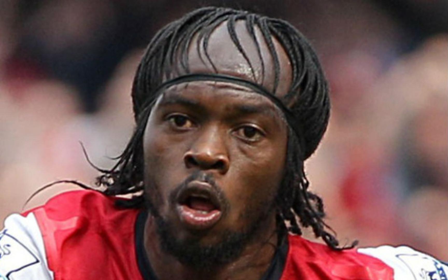 Odnedavno umirovljeni bivši reprezentativac Obale Bjelokosti Gervinho je zbog poveza na kosi i pokušaja sakrivanja svojeg enormnog čela postao jedan od najranijih 'memeova' u povijesti nogometnih zajednica na društvenim mrežama. Taj meme je, primjerice, pomogao izgraditi karijeru jednog od najuspješnijih britanskih youtubera svih vremena, KSI-ja.