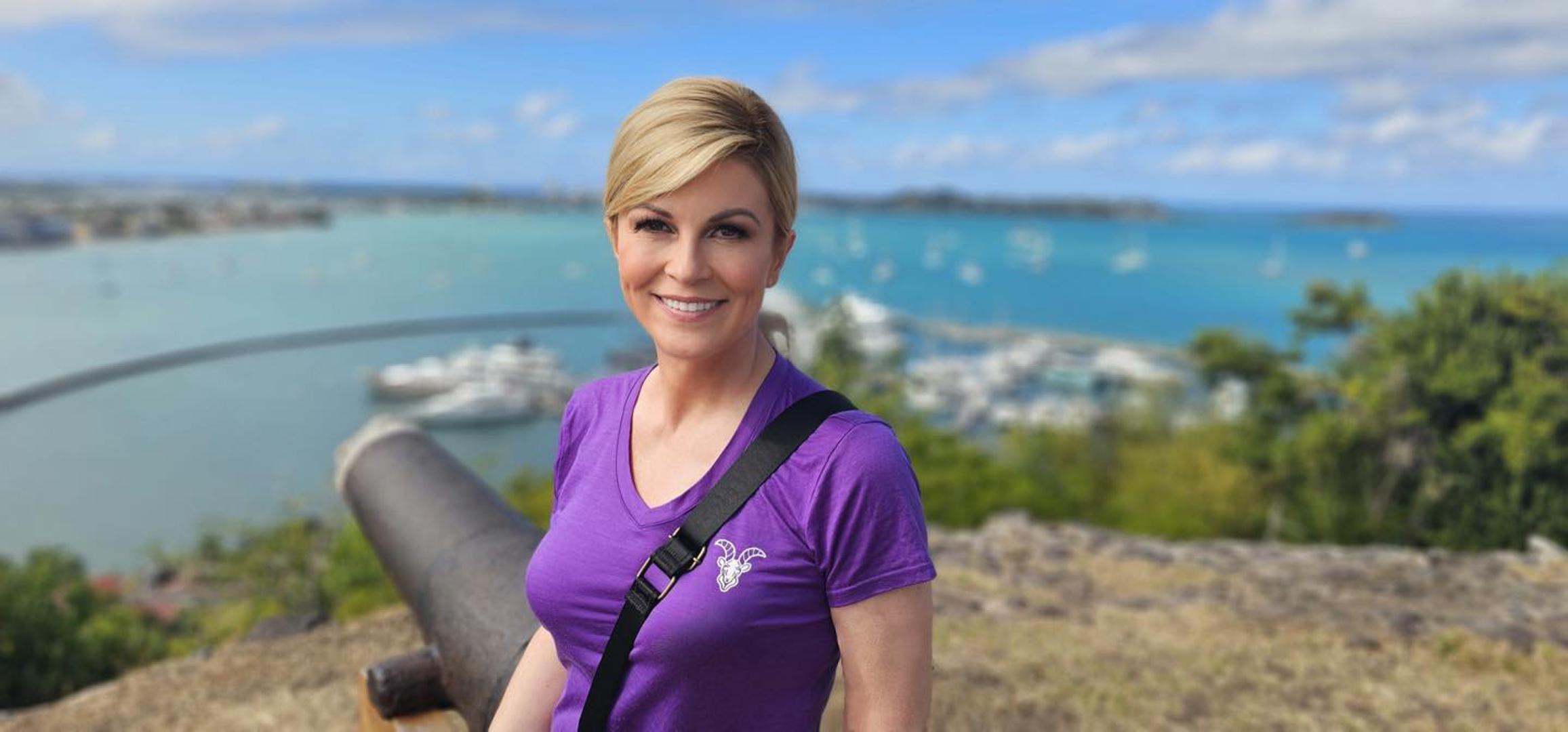 Kolinda Grabar-Kitarović objavila je na Facebooku bogatu galeriju fotografija u kojoj prikazuje kako je izgledala njezina godina, dok je istodobno pratiteljima pokazala i nevjerojatnu, ali i zavidnu liniju. 