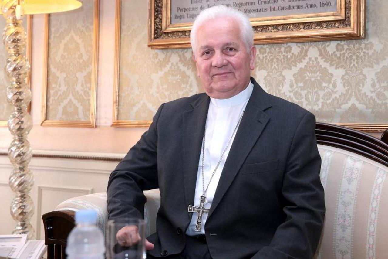 Banjolučki biskup Franjo Komarica i orešković