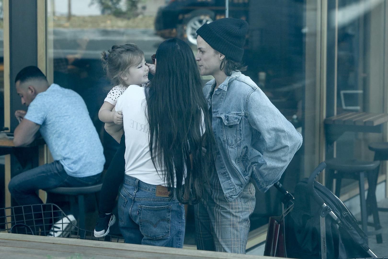 Prijatelji glumice tvrde kako je njena veza s Mašom ozbiljna, a Demi je Rumi prihvatila kao svoju kćer i konačno je opet jako sretna. 