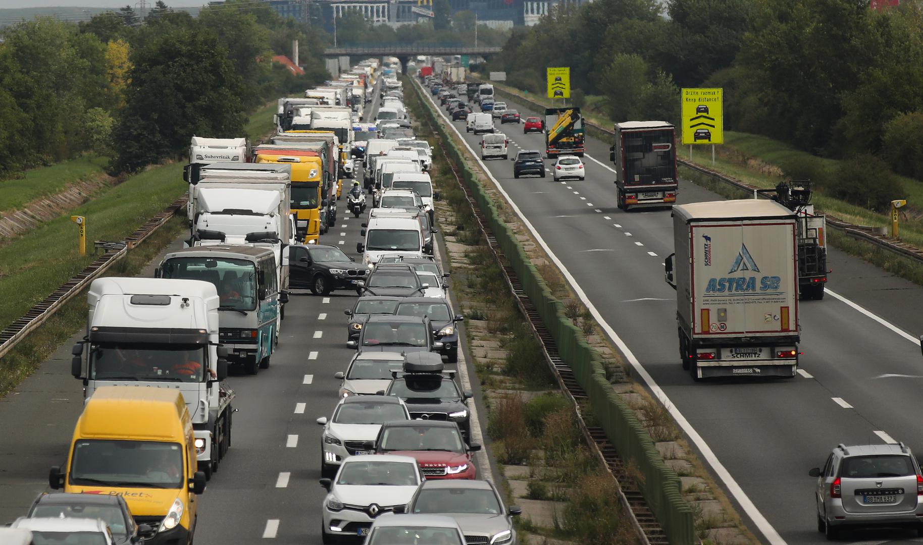 Na teren su odmah upućeni policija i više ekipa hitne pomoći, potvrdili su vatrogasci za Večernji list.
