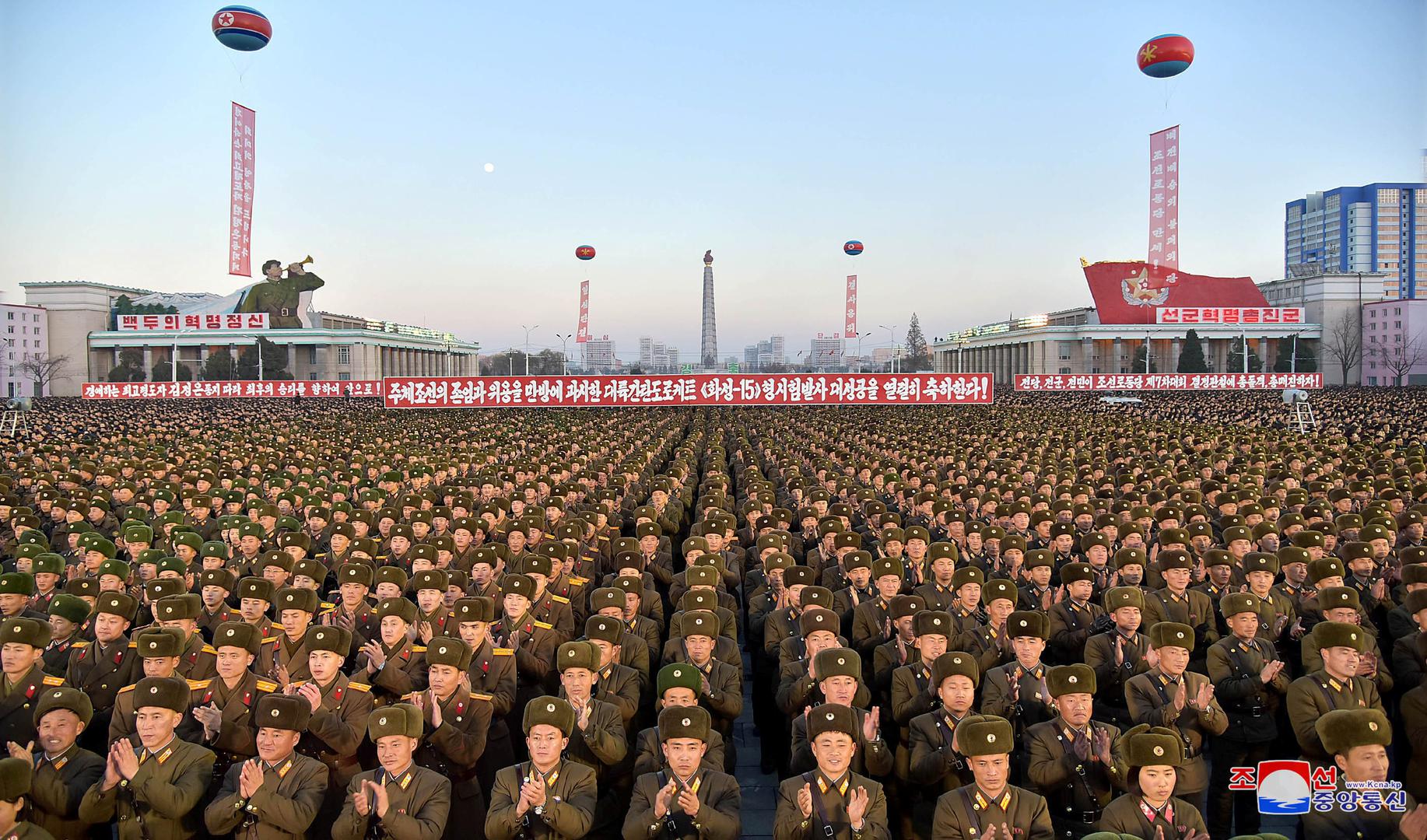 Dnevnik Radničke stranke Rodong Sinmun objavio je na naslovnici fotografije trga Kim Il-Sunga u Pjongjangu ukrašena portretima nekadašnjih državnih čelnika i prepuna vojnika i građana koji plješču.
