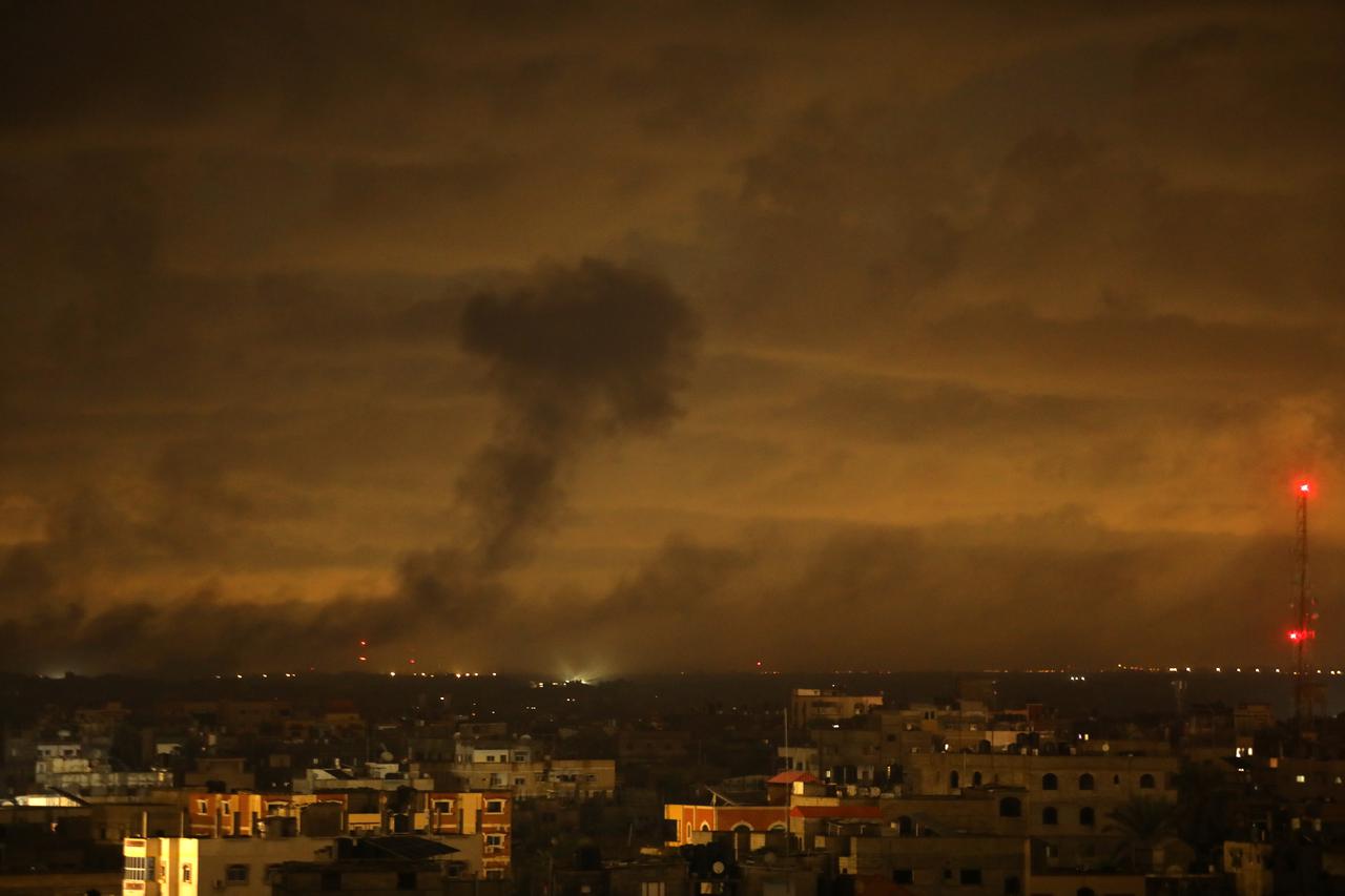 Izrael nastavlja bombardirati južnu Gazu