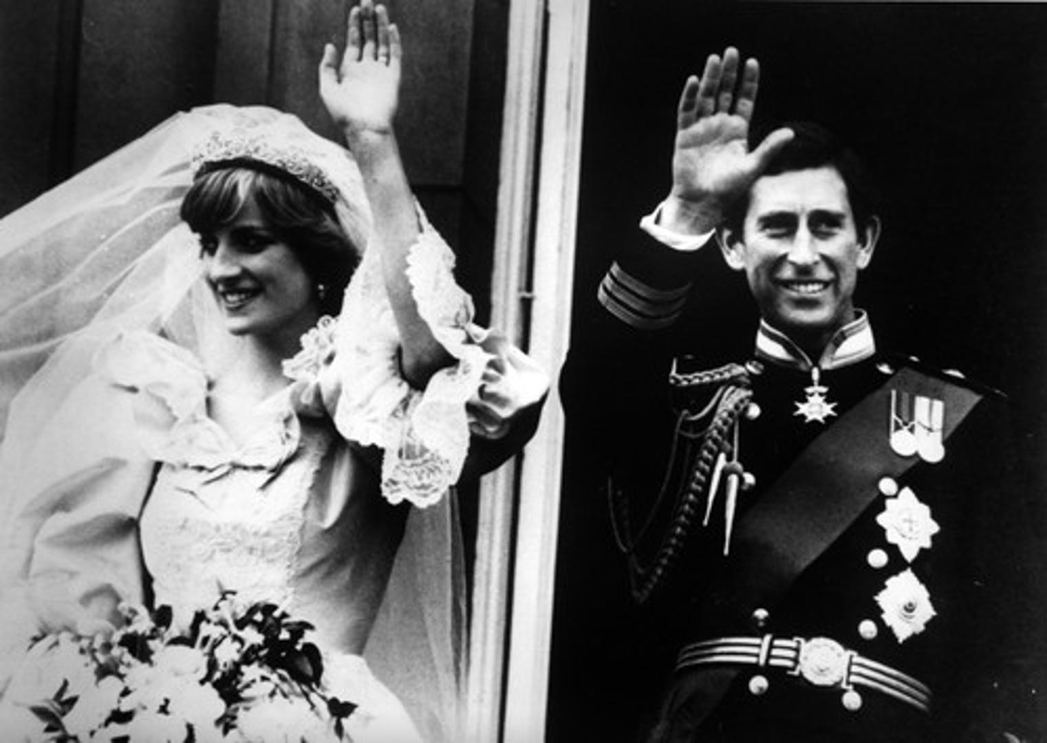 Nakon udaje postala je princeza od Walesa, a vjenčanje iz bajke prenosilo je više od 70 TV postaja širom svijeta što je pratilo više od 750 milijuna ljudi. Ceremonija se održala u katedrali svetog Pavla u Londonu i nazočilo je 2650 gostiju.