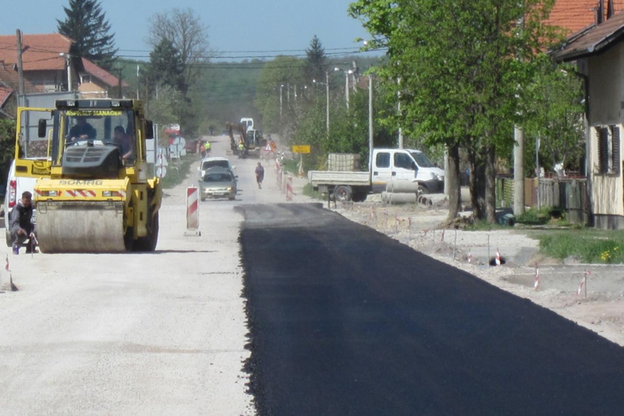 Mještani asfalt čekaju više od godinu dana