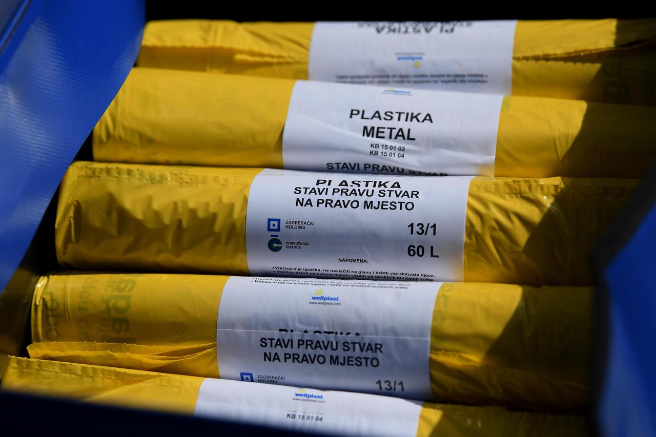 Zagreb: Počela podjela vrećica za odvojeno prikupljanje plastike i metala