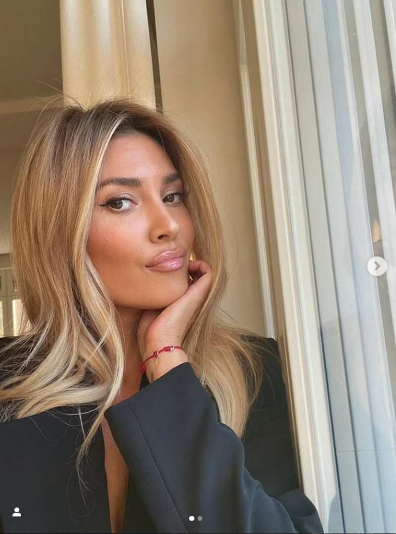  Na seriji od dvije fotografije, koje odišu mirnoćom i toplinom, pozira uz prozor okupana blagim poslijepodnevnim svjetlom. Prirodna rasvjeta savršeno ističe njezine crte lica i besprijekoran ten, dok zamišljen, ali samouvjeren pogled odaje dojam duboke introspekcije.