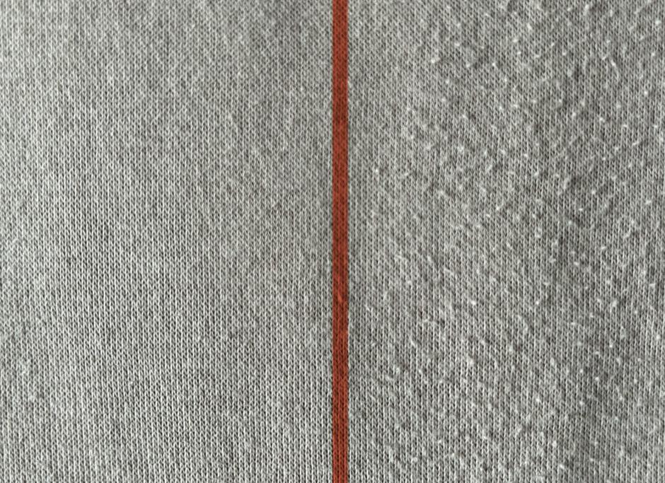 Očita je razlika između tretiranog dijela tkanine i onoga na kojem mucicator još nije odradio posao