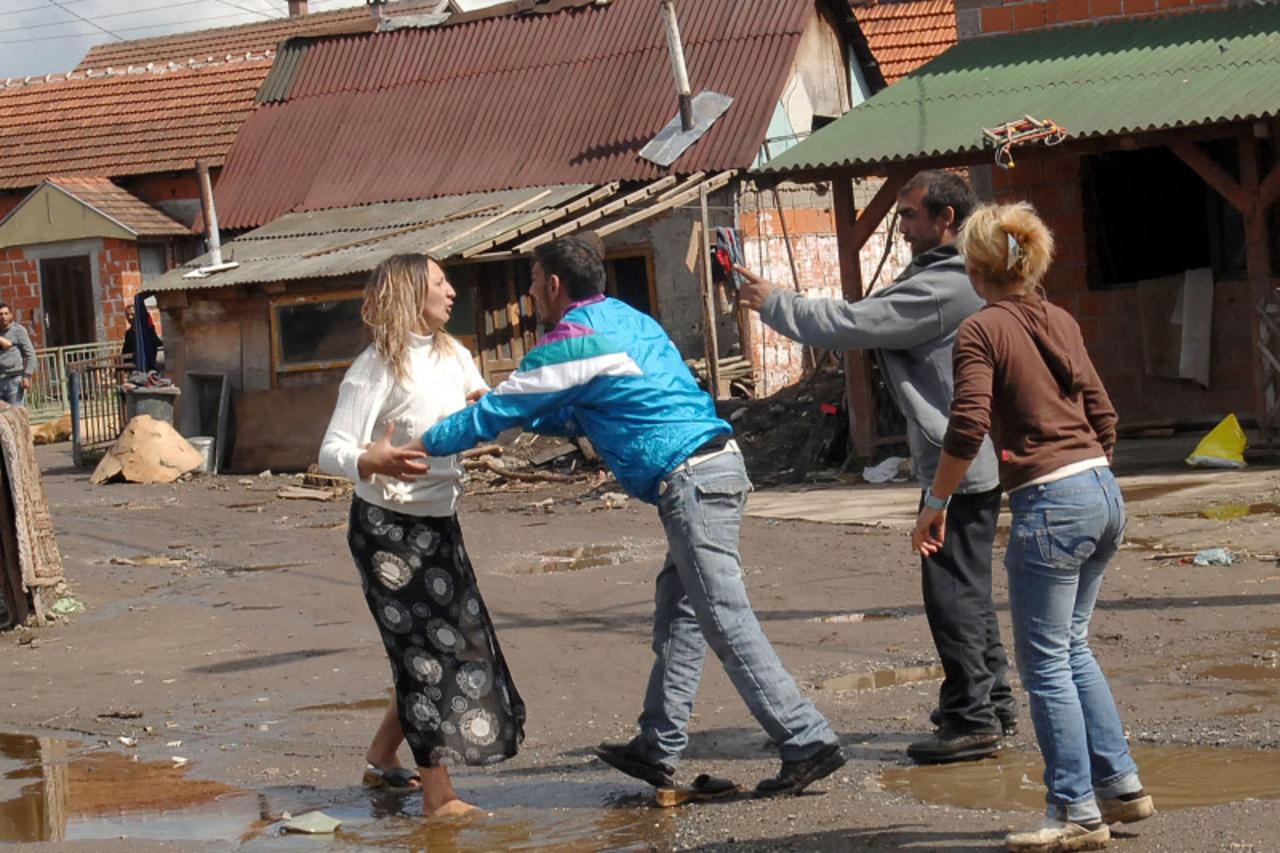 'sisak - 15.04.2010., Sisak, romsko naselje Capraske Poljane - Supruga optuzivanog Ranka Nikolica, Ruzica Stankovic pokusala se fizicki obracunati sa Milanom Todorovicem i Daliborom Vasiljevicem. Phot
