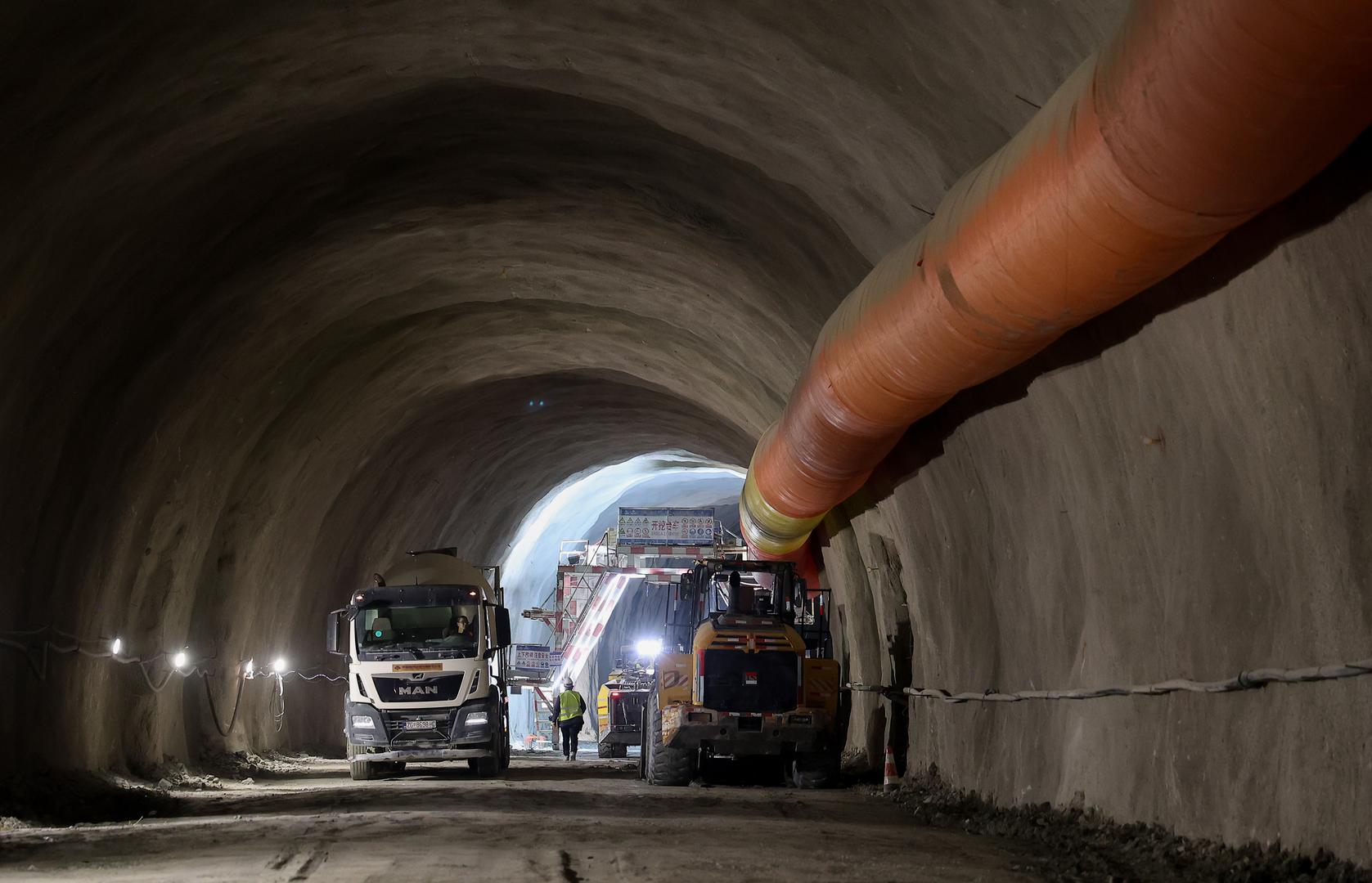 Radovi su u tijeku i na solinskoj Širini, dijelu brze ceste Mravince – Stobreč – Dugi Rat – Omiš, čiji završetak se očekuje početkom sljedeće godine. 
