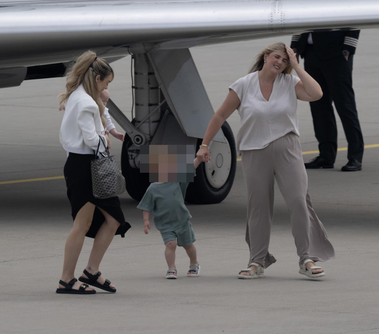 Iako par svoj privatni život uglavnom drži podalje od reflektora, poznato je da Lauren redovito bodri Declana s tribina. Njihova osmogodišnja veza svjedoči o dubokoj povezanosti koja nadilazi blještavilo nogometnog svijeta. Unatoč dugogodišnjoj vezi, par još nije u braku.
