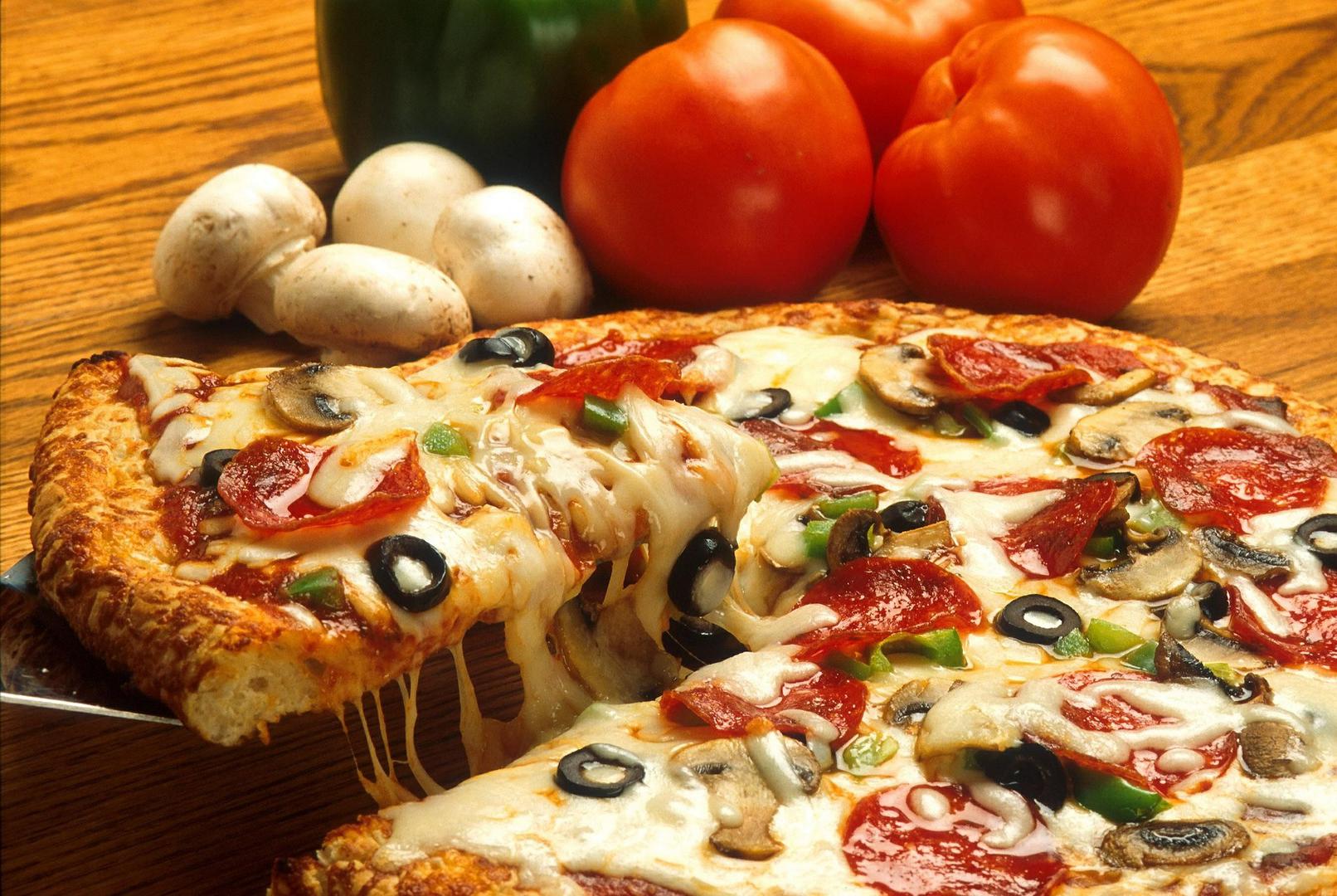 Legenda kaže kako se kraljici, zasićenoj francuske kuhinje, posebno svidjela ova pizza sa sastojcima u tri boje talijanske zastave i ostalo je povijest. 