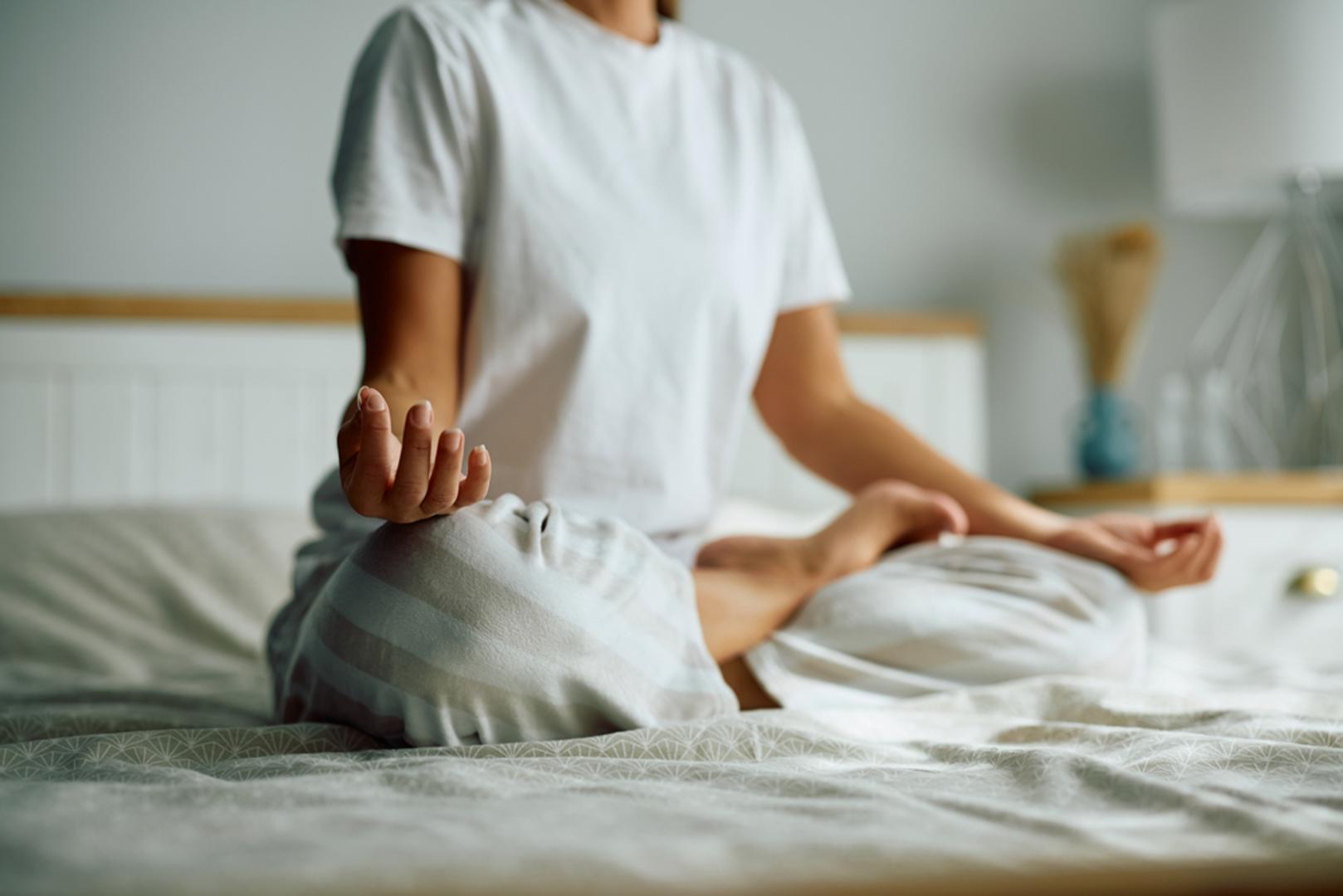 Nemojte odmah posegnuti za mobitelom: Pregledavanje poruka, vijesti i društvenih mreža čim se probudite može stvoriti osjećaj stresa već u prvim minutama dana. Umjesto da jutro započne tuđim informacijama i obavezama, korisnije je dati sebi nekoliko minuta mira. Takav početak često pomaže da se čovjek osjeća sabranije, smirenije i manje iscrpljeno.