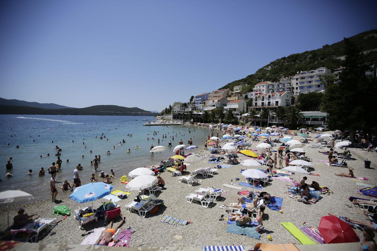 Pune gradske plaže u Neumu
