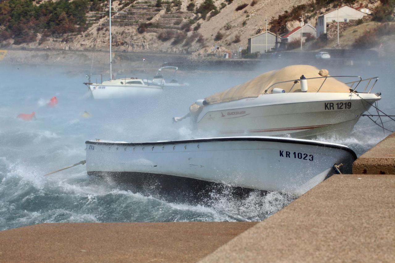 Bakar: Orkanska bura na Kvarnerskom podru?ju puše u naletima i do 200 km/h