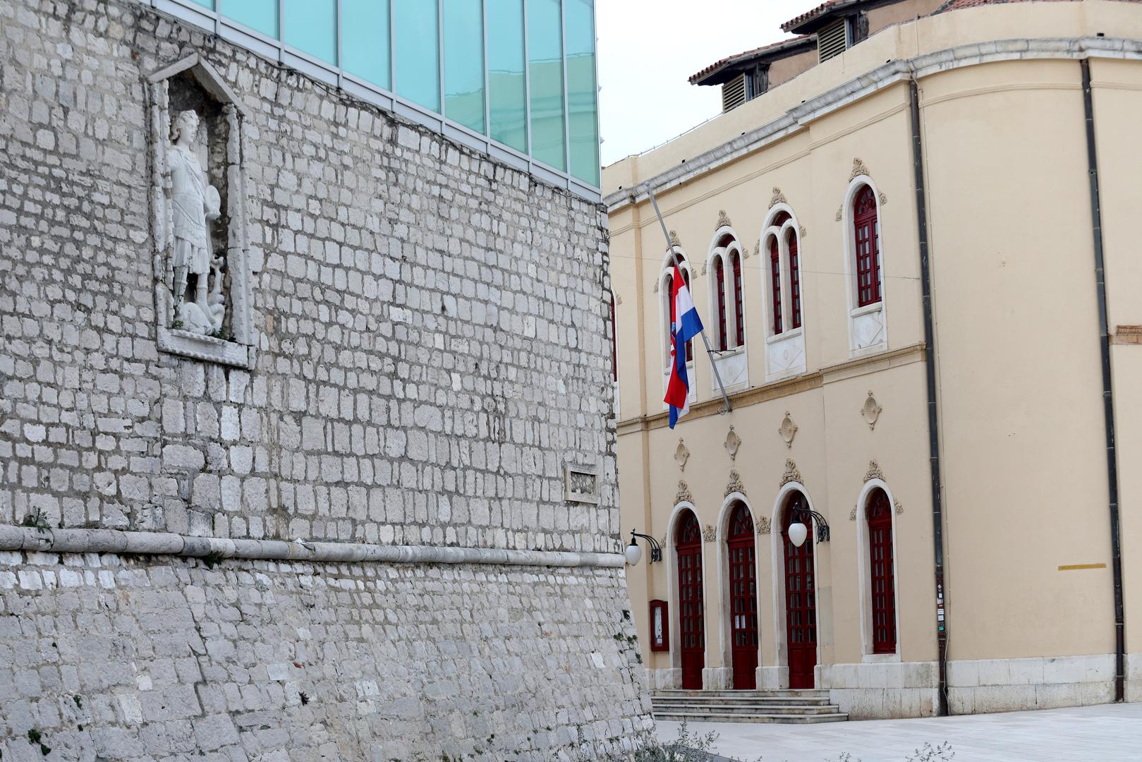 02.02.2021., Sibenik - Povodom cetverostrukog ubojstva i samoubojstva u Sibeniku je proglasen dan zalosti. Zastave su spustene na pola koplja. Photo: Dusko Jaramaz/PIXSELL