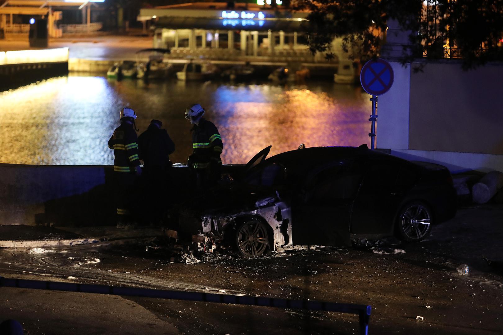 Vatrogasci su ugasili automobil, no vatra ga je uništila.