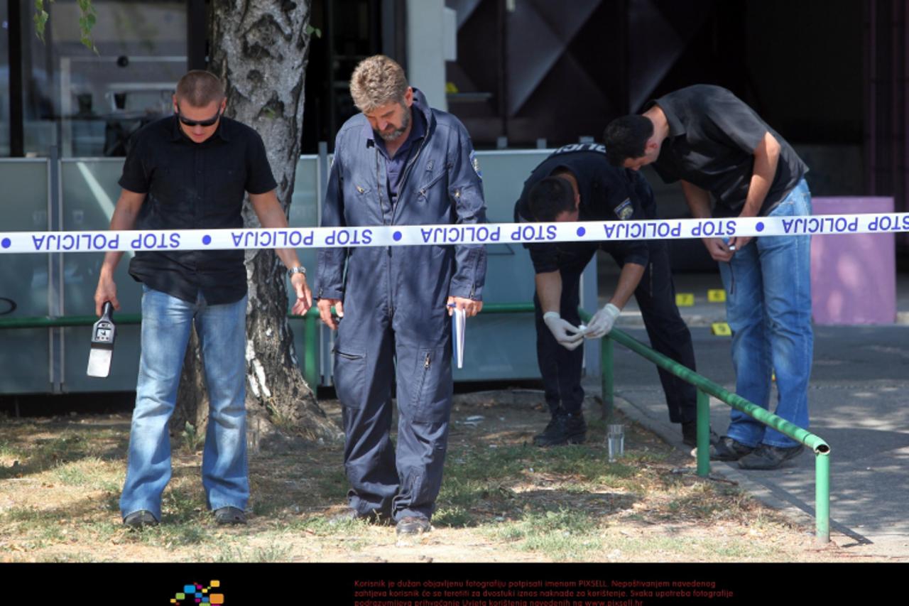 '17.09.2011., Zagreb Avenija Dubrava 39- U pucnjavi ispred kafica Manila ranjen je mladic, policijski inspektori vrse ocevid. Photo: Robert Anic/PIXSELL'