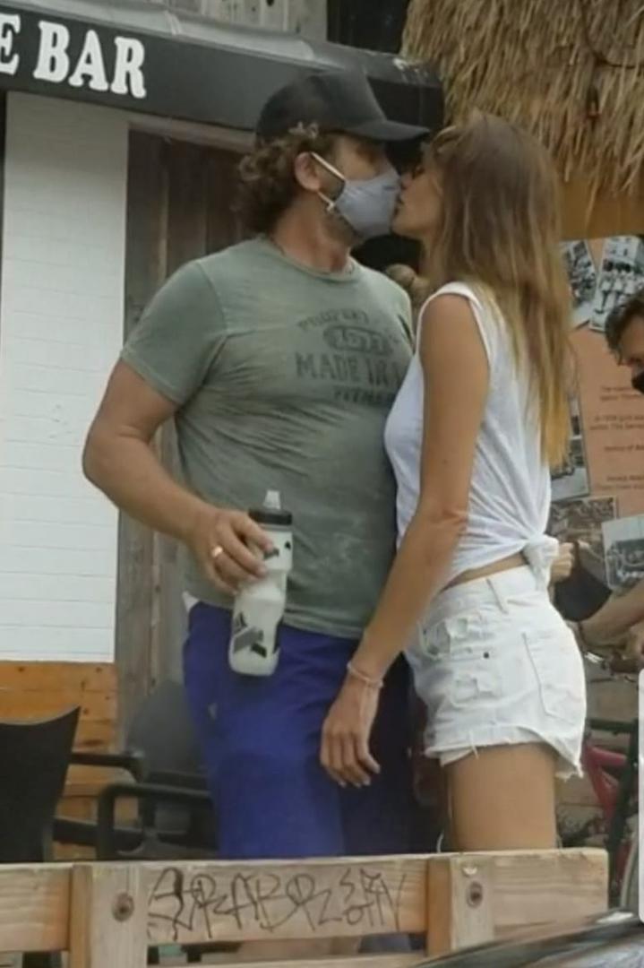 Prije desetak dana Gerard Butler i njegova djevojka Morgan Brown snimljeni su kako se ljube i grle. Par je tog dana uživao u omiljenoj zajedničkoj aktivnosti - vožnji bicikla i dok su uz osvježavajuće piće uzeli pauzu u jednom od kafića nisu se prestali grliti i ljubiti.