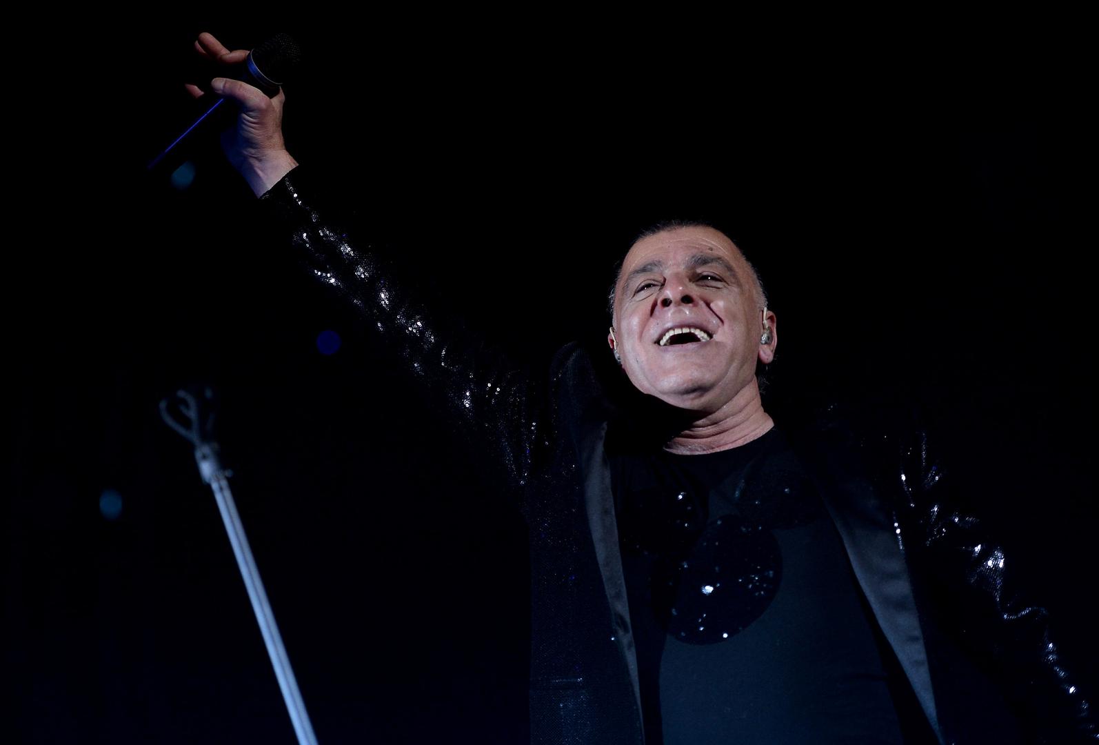 Na današnji dan prije četiri godine napustio nas je legendarni glazbenik i frontmen Parnog Valjka, Aki Rahimovski. Vijest o njegovoj iznenadnoj smrti tada je šokirala Hrvatsku. Aki je preminuo u Sloveniji nakon što mu je iznenada pozlilo tijekom izleta s obitelji te je odmah prebačen u bolnicu u Novom Mestu, no nažalost nije mu bilo spasa.