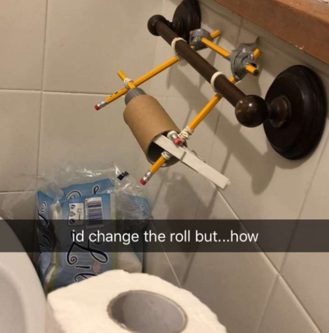 Jedna je Twitter korisnica podijelila fotografiju malčice čudnih stvari koje je pronašla u WC-u snažnije polovice i tako pokrenula viralan pokret. Pridružile su joj se i ostale korisnice koje su poistovjetile s ovom temom, a rezultat je u najmanju ruku urnebesan.