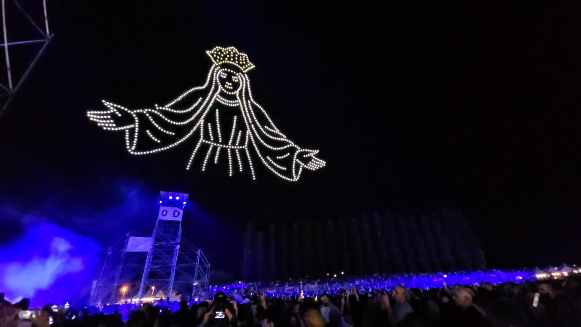 Na nebu iznead sinjskog hipodroma gdje se trenutačno održava koncert na kojem prisustvuje više od 150 tisuća ljudi, pojavili su se dronovi koji su formirali oblike anđela, Djevice Marije i križa. 