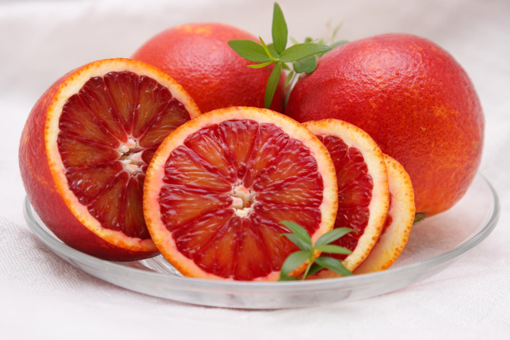 Naranče - Naranče nećete u supermarketima naći u hladnjaku, ali upravo biste ih tamo trebali držati dok ih ne konzumirate. Nakon branja, počinje opadati količina vitamina C u njima, a taj se proces usporava na nižim temperaturama. 