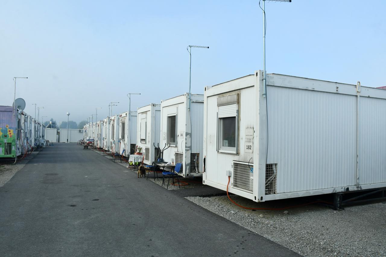 Stanovnike Petrinje koji su ostali bez domova u potresu očekuju zimu