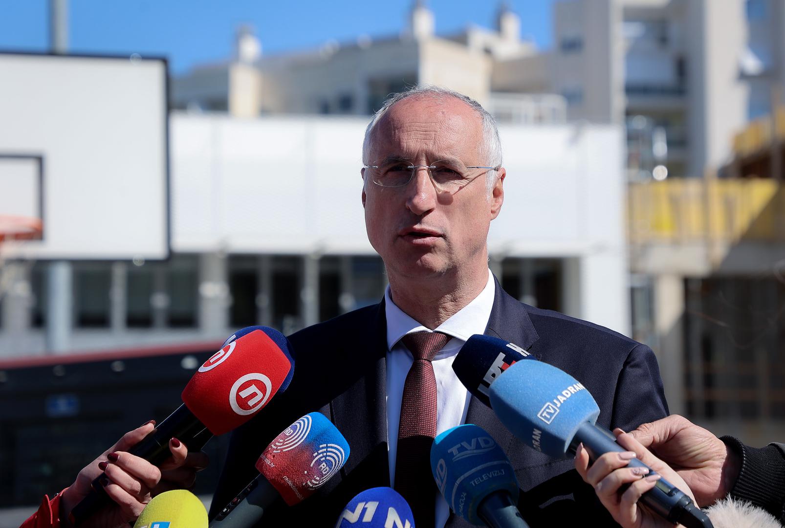 Gradonačelnik Splita Ivica Puljak ima bruto plaću 6.993,04 eura, što je 4.520,63 eura neto (plaća za mjesec ožujak 2025. godine)