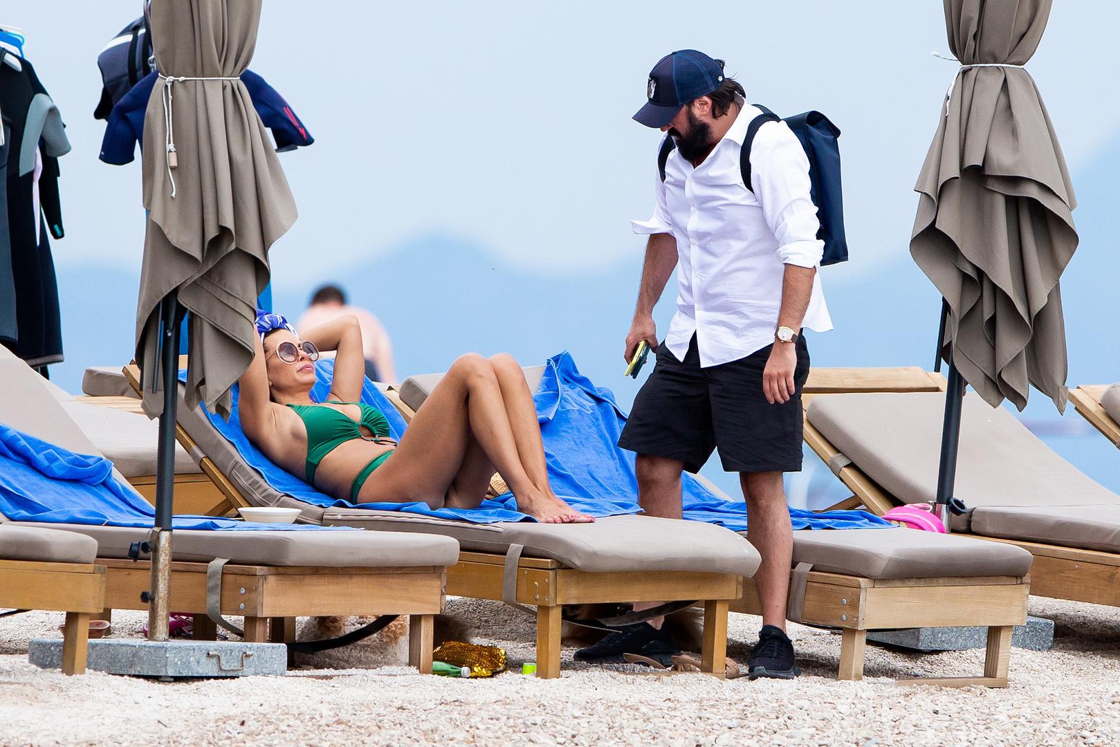  Na plaži su odmarali na ležaljkama i hvatali boju.