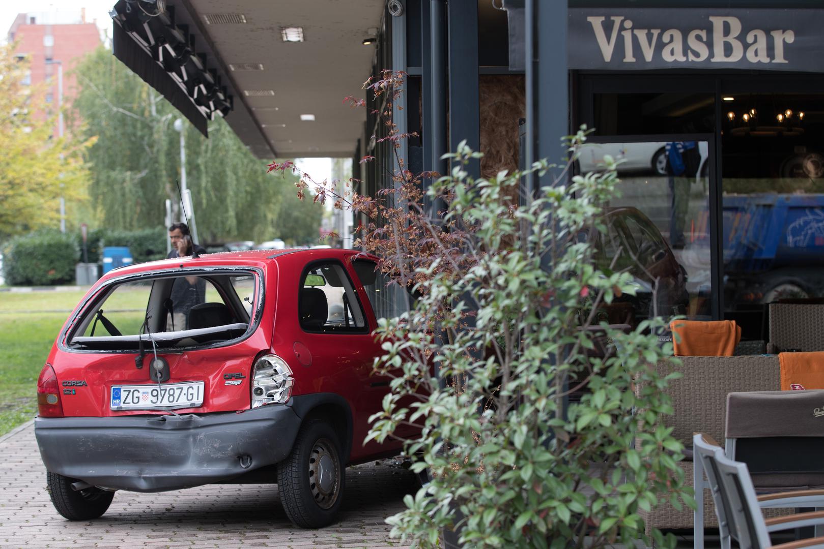 Od jačine sudara osobni automobil je odbačen u obližnji kafić.